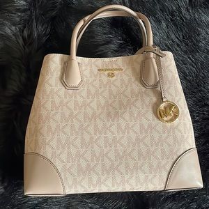 Brand new Michael Kors bag light pink.